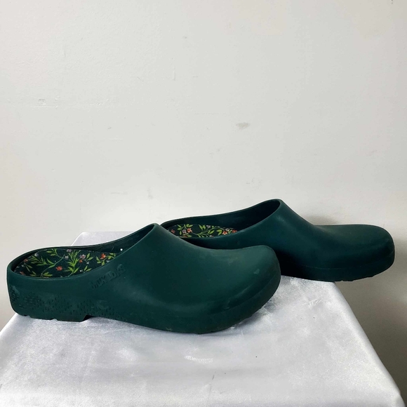 MUK LUKS Women's Garden Green Clogs - Picture 2 of 15